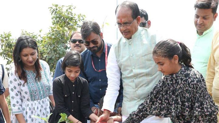 मुख्यमंत्री श्री चौहान ने चैत्र नवरात्रि पर बेटियों के साथ लगाए पौधे